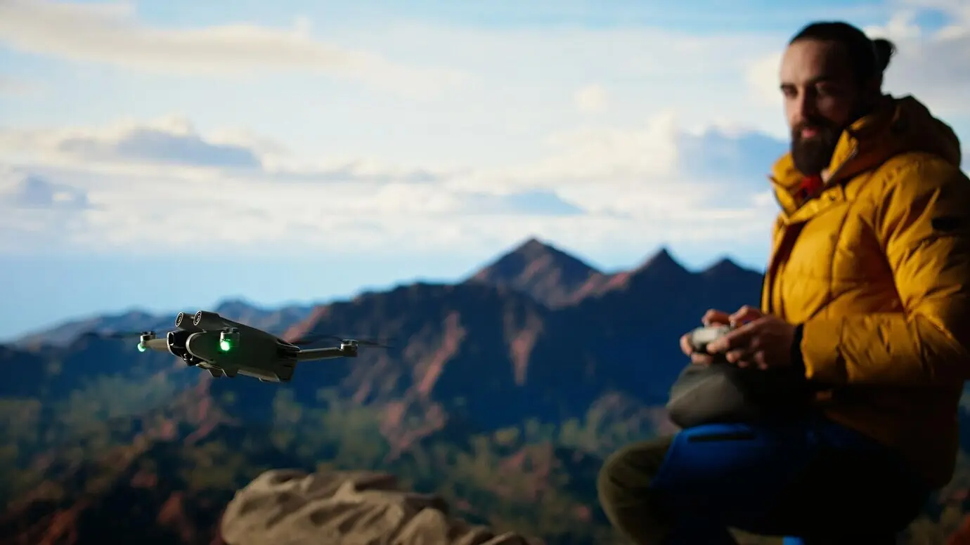 Ein Reisender bringt Abenteuer und die Erstellung von Inhalten in Einklang, indem er mit seiner Drohne filmt.